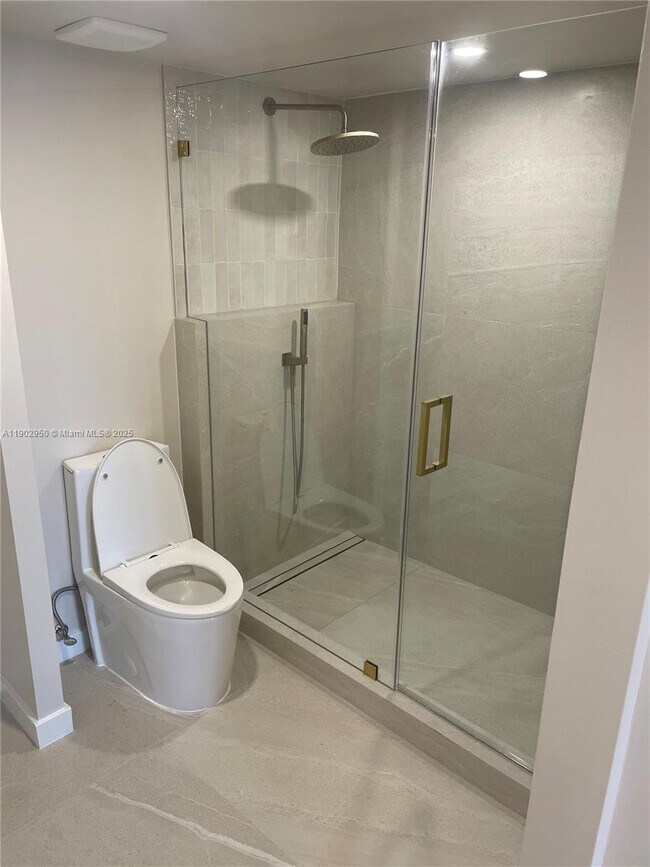 Building Photo - 520 Brickell Key Dr