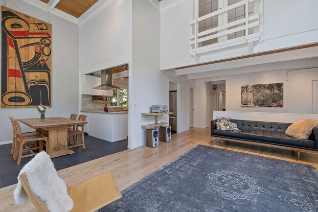 Building Photo - Great modern home located on Mercer Island