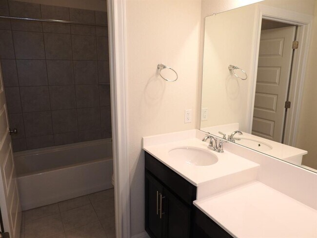 Building Photo - 9903 Quercia Dr