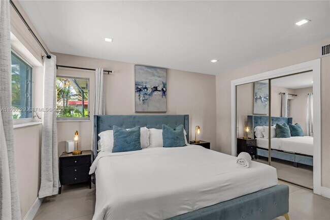 Building Photo - 2217 NW 4th Ave