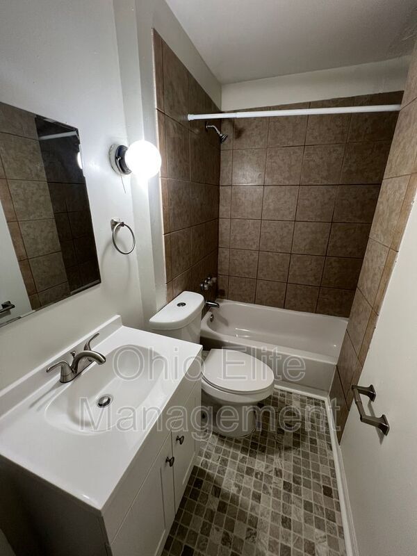 Building Photo - 810 Reinhard Ave