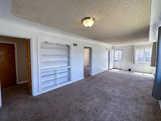 Building Photo - Great two bed / one bath in south Denver f...