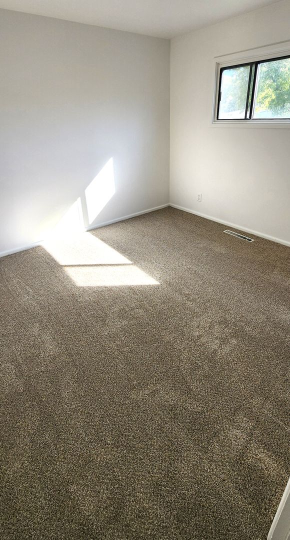 Building Photo - Beautiful Updated 4 Bedroom Home with Larg...