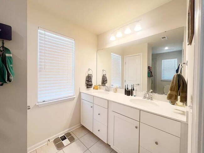 Building Photo - 100 Lilywood Ct