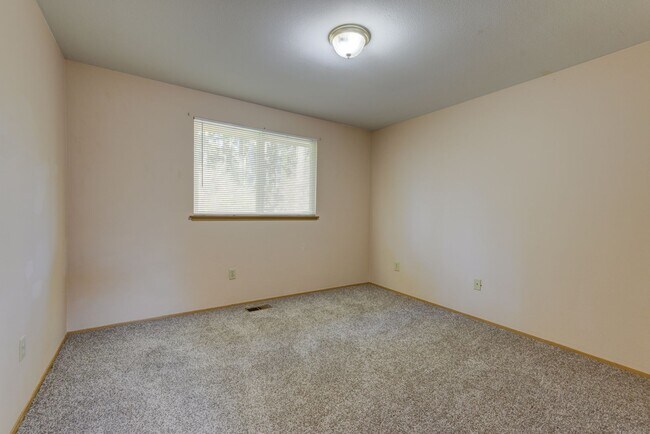 Building Photo - 3 Bed 2 Bath House with all new flooring!