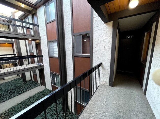 Building Photo - 3154 Lakeside Dr