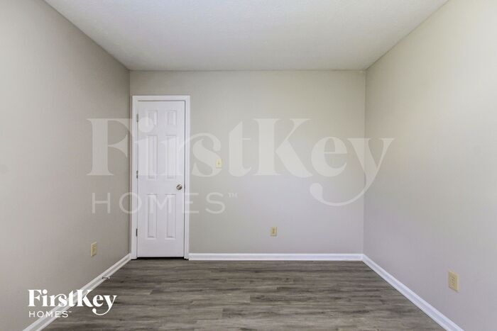 Building Photo - 6747 Long Run Dr