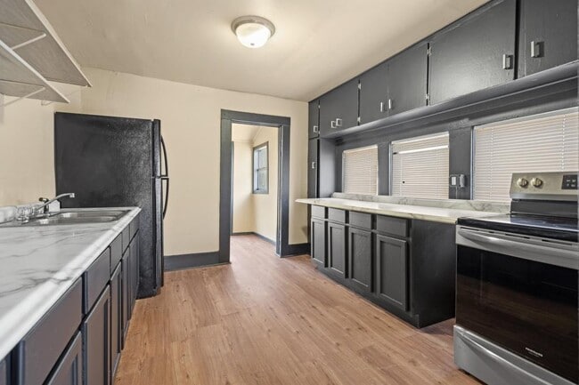 Building Photo - 213 6th Ave NW