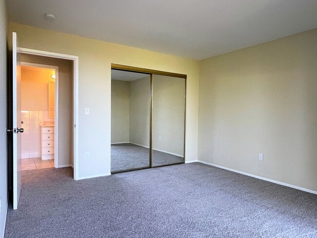 Building Photo - Beautiful 3 bedroom, 2 bathroom home in du...