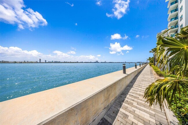 Building Photo - 7501 E Treasure Dr