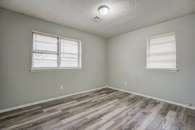 Building Photo - 3 bed 1 bath home in Mustang,OK