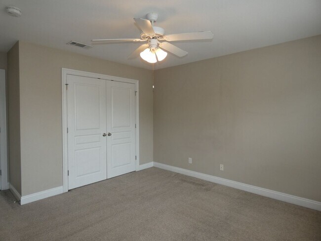 Building Photo - Marvelous Executive Pool Home in Hammersmith