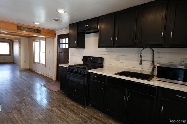 Building Photo - 15676 Frazho Rd