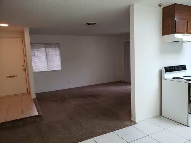 Building Photo - 3 Bed 2 Bath Townhome Close To The Strip!