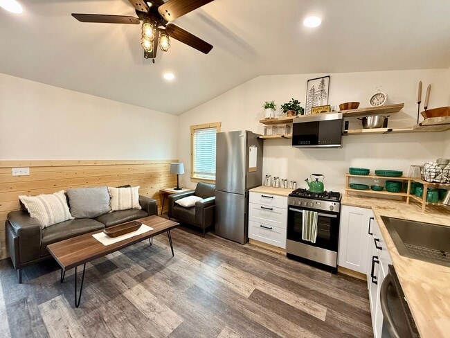 Building Photo - LIKE BRAND NEW SOLDOTNA HOME!