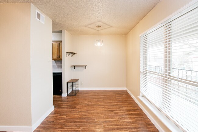 Building Photo - 115 Bernard St