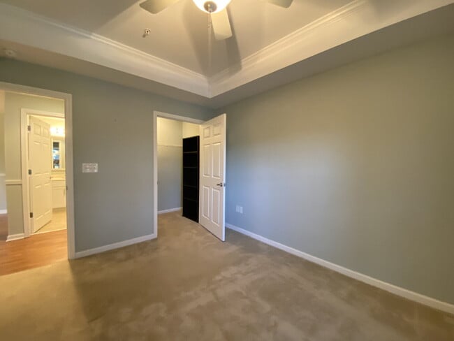Building Photo - Two Bedroom Spacious Condo Near Everything...