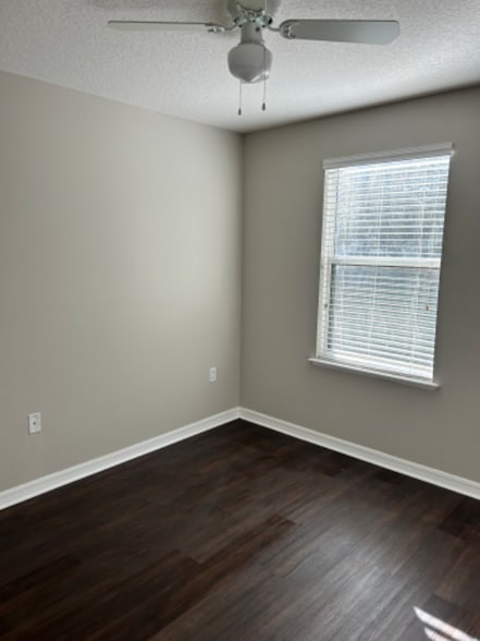 Building Photo - 8218 Halls Hammock Ct