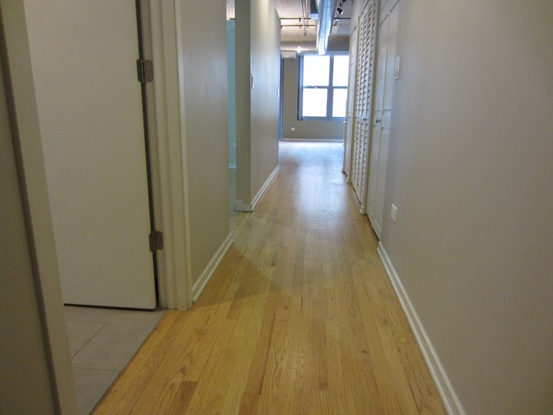 Building Photo - 933 W Van Buren St