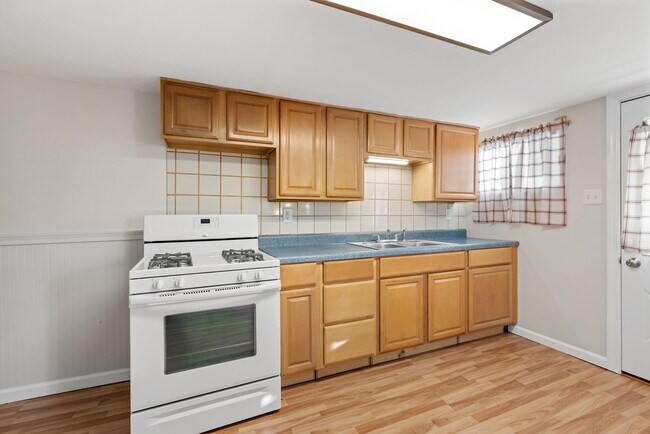 Building Photo - Stunning 3 bedroom home in McKees Rocks available now!