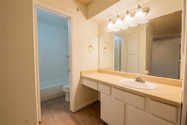 Building Photo - 501 W 26th St