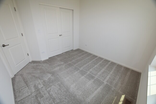 Building Photo - 2945 Showplace Dr