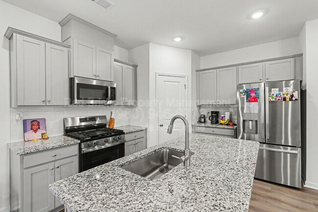 Building Photo - 760 Kitfox Dr NW