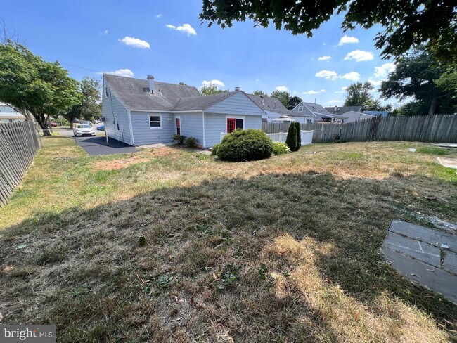 Building Photo - 27 Dunmore Ave