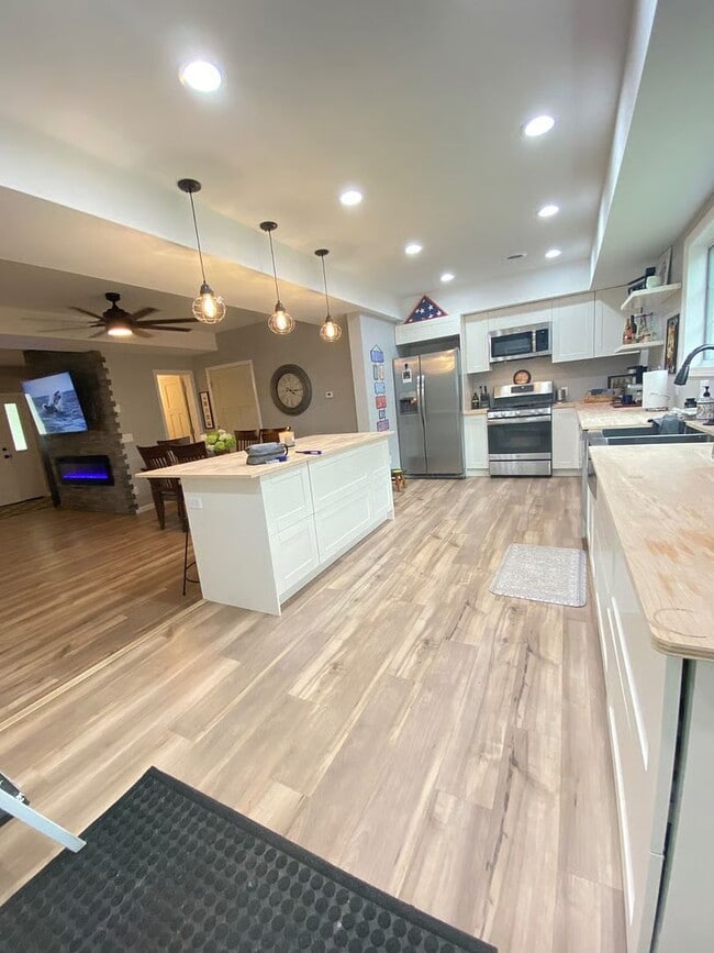 Building Photo - COMING SOON - Modern & Completely Renovate...