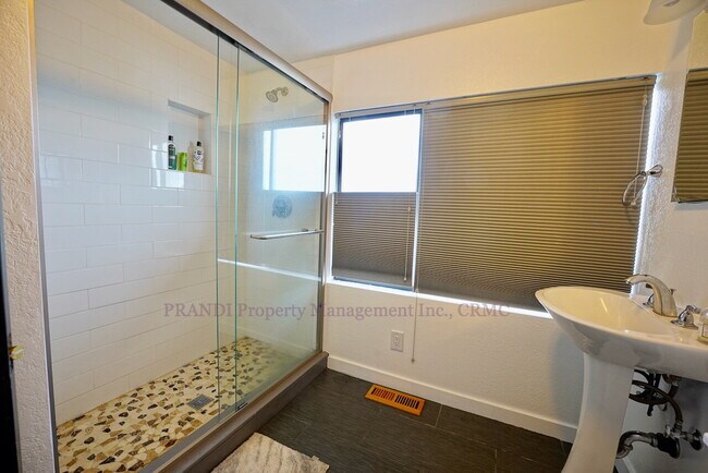 Building Photo - Amazing Unit in Water Front Strawberry Home