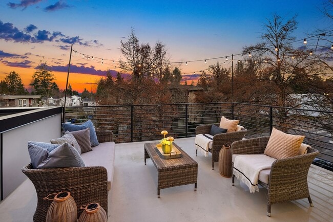 Building Photo - Beautiful New Townhome in Mapleleaf!