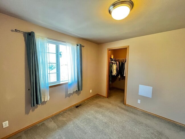 Building Photo - Peaceful Hansville Home with Plenty of Room