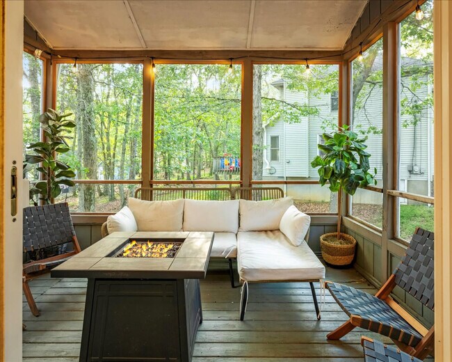 Building Photo - 1825 Jennifer Dr