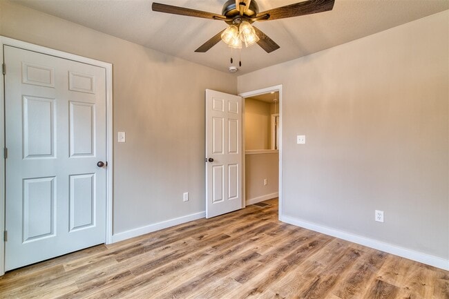 Building Photo - 913 W 9th St