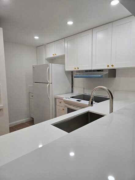 Building Photo - 11205 N Kendall Dr