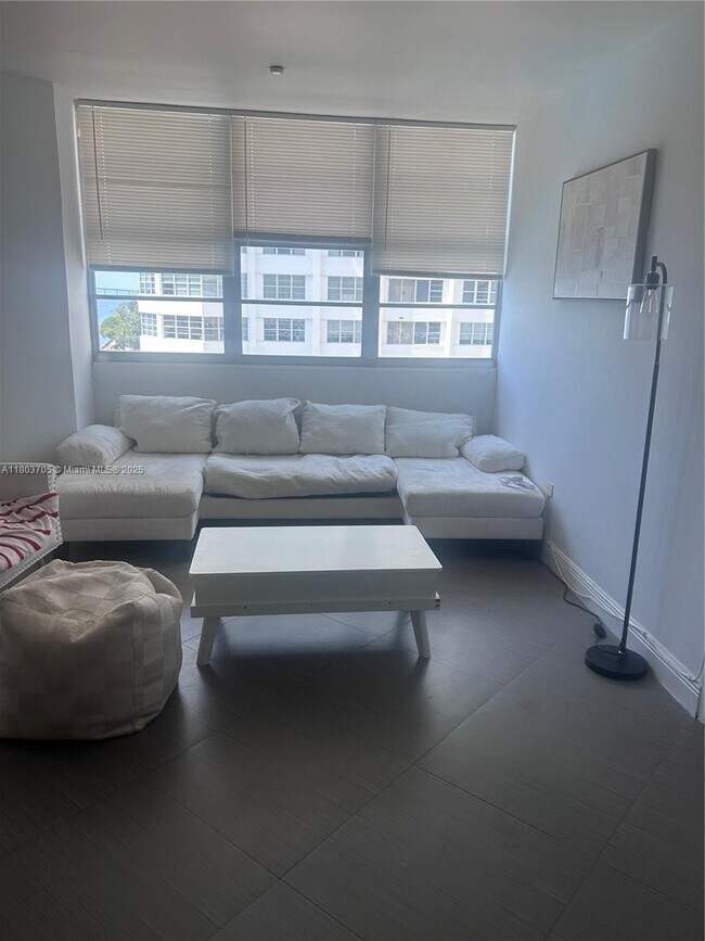 Building Photo - 801 Brickell Bay Dr