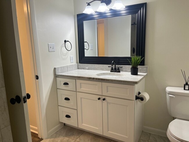 Building Photo - North Raleigh Move-In Ready Condo, On Grou...