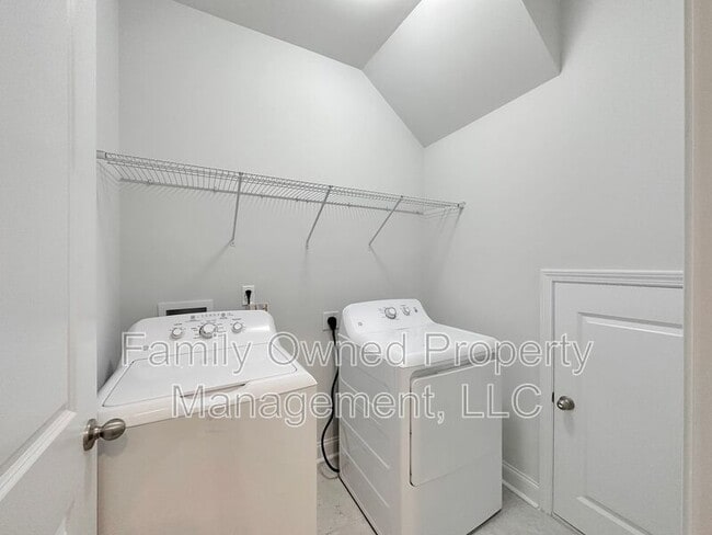 Building Photo - 302 Witch Hazel St