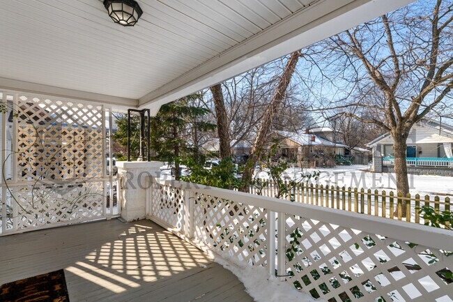 Building Photo - 410 S Estelle St