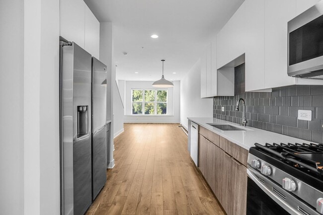 Building Photo - Spacious 4-level Home| 3 bedrooms + Garage parking!