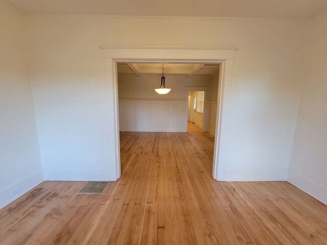Building Photo - Don’t Miss This! Spacious 2 Bed, 2 Bath in North Portland
