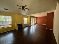 Building Photo - (Lease Pending) 3 Bed/2.5 Bath in The Town...