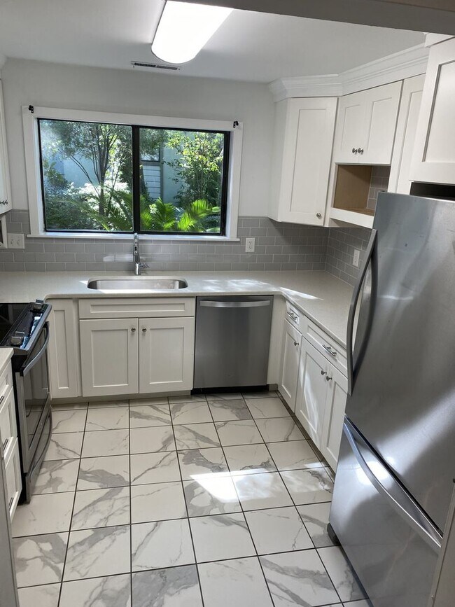 Building Photo - 3 bedroom / 2.5 bath Townhome – Spacious T...