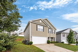 Building Photo - Experience Spacious Comfort: 3-Bedroom Home with 2.5 Baths.