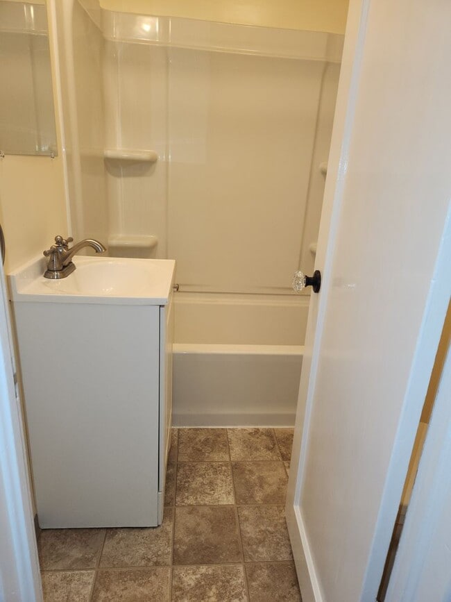 Building Photo - 4 Bedroom 1 Bath House