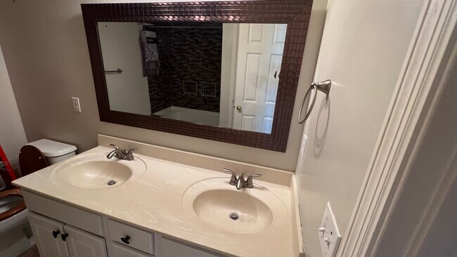 Building Photo - 7866 Old Carriage Ct