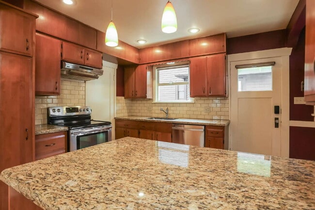 Building Photo - Charming 4-bedroom 3 bath Craftsman Home with Basement ADU for Rent