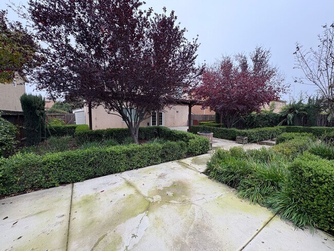 Building Photo - Two story home in NW Visalia Rent Ready!