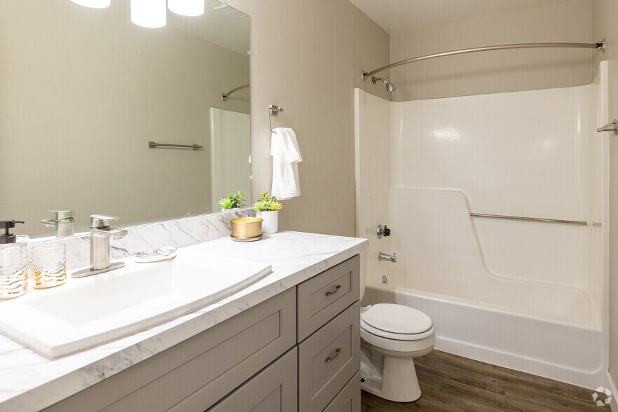 1BR, 1BA - 720SF - Bathroom - Solstice CO