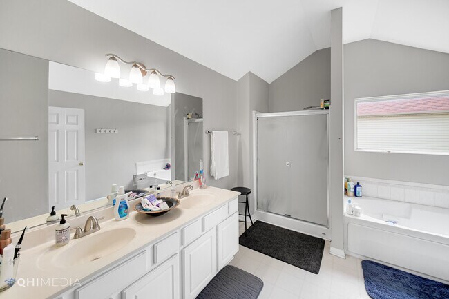 Building Photo - 3569 Charlemaine Dr